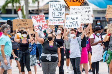Miami, FL, ABD - 6 Haziran 2020: George Floyd 'un Miami FL' deki protesto ayaklanmalarının fotoğrafı