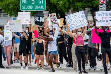 Miami, FL, ABD - 6 Haziran 2020: George Floyd 'un Miami FL' deki protesto ayaklanmalarının fotoğrafı