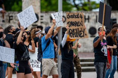 Miami, FL, ABD - 6 Haziran 2020: George Floys polis şiddetiyle öldü Miami FL USA 'de Siyahların Yaşamı Önemlidir protestosu