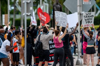 Miami, FL, ABD - 6 Haziran 2020: George Floys polis şiddetiyle öldü Miami FL USA 'de Siyahların Yaşamı Önemlidir protestosu