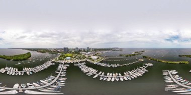 Marinadaki Miami Coconut Grove yelkenlilerinde 360 eşkenli fotoğraf.