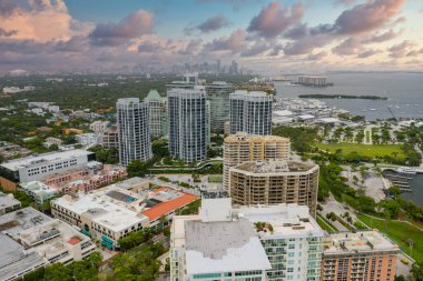 Coconut Grove 'daki binalar Miami FL Güzel gökyüzü
