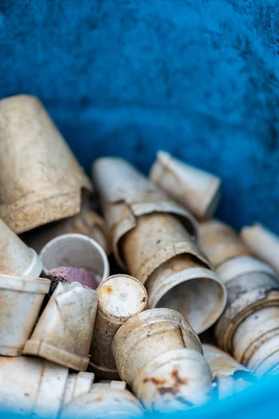 Copos Isopor Não Biodegradáveis Uma Lata Lixo — Fotografia de Stock