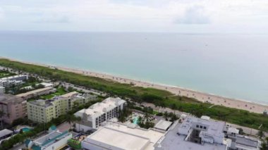 Sahili ortaya çıkarmak için hava dönüşü.