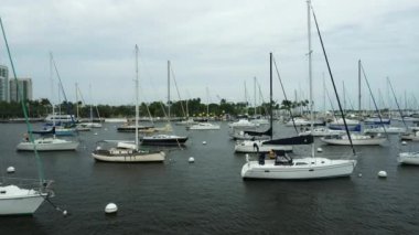 Yelkenlilerin arasında uçan İHA