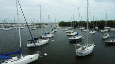 Yelkenli direkleri arasında alçak drone uçuyor