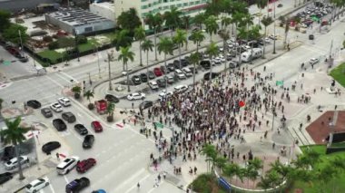 Miami protestocuları George Floyd 'un polis tarafından öldürülmesini protesto etti