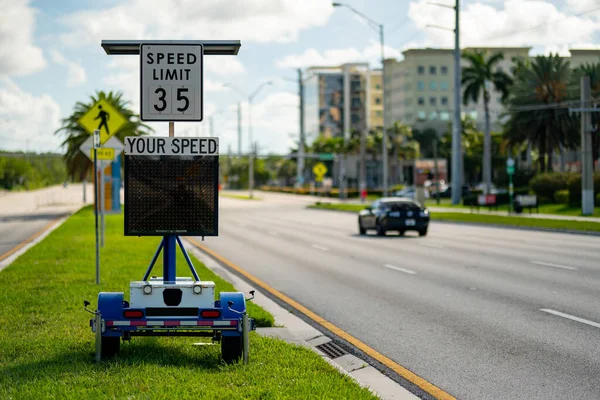Radar Limite Velocidade Cidade Mostrando Motoristas Sua Velocidade Como Aproximando — Fotografia de Stock