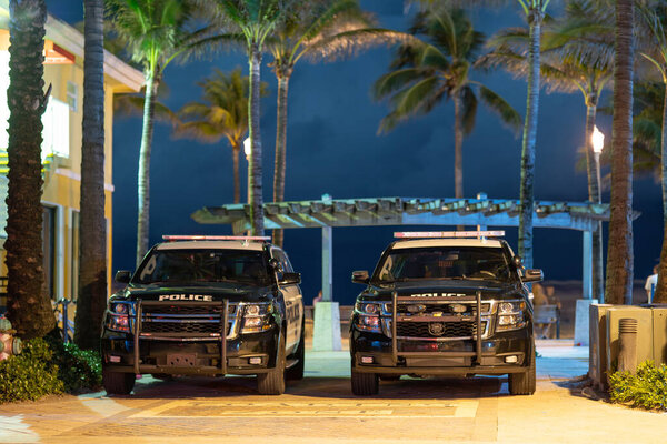 Полицейские машины припаркованы на Голливуд Бич Флорида США
