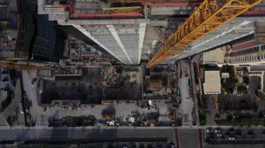 Havadan asansör bir inşaat sahasına iniyor.