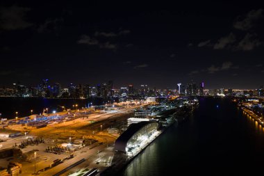 Miami Limanı 'nda gece havacılığı.