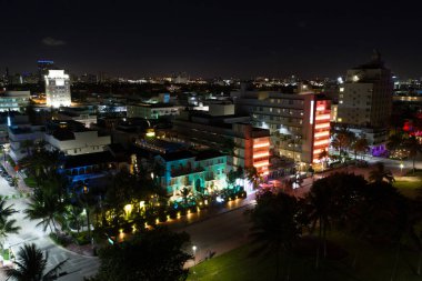 Miami Plajı 'nın neon ışıkları Ocean Drive 80' lerin tarzı.