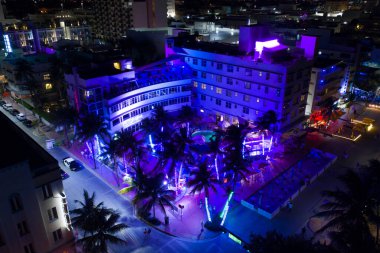 Gece fotoğrafı Clevelander Miami Plaj Oteli ve disko kulübü neon mavi ışıkları
