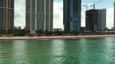 Alçak hava, Coronavirus Covid 19 plajına dönen insanların Miami 'yi yeniden açtığını gösteriyor.