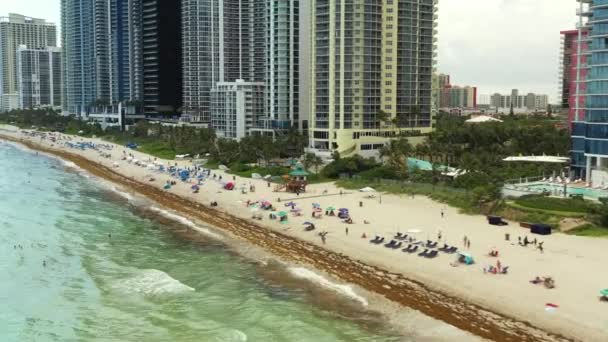 Vídeo Aéreo Miami Beachgoers Distanciamiento Social Durante Pandemia Coronavirus Covid — Vídeo de stock