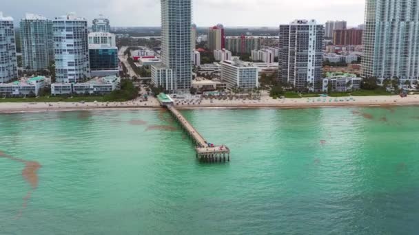 Luchtfoto Sunny Isles Vissen Pier Afdaling Naderen Flyby — Stockvideo