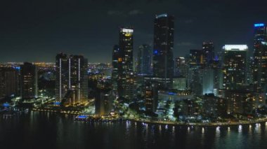 Hava görüntüleri Brickell Miami 'nin gece görüntülerini gösteriyor.