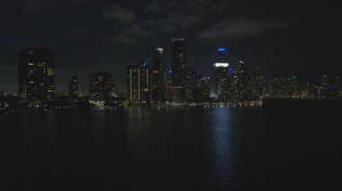 Gece Brickell Miami Körfezi 'nde büyük bir grup bina var.