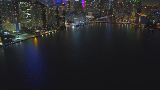 Inclinação Aérea Para Cima Revelar Brickell Miami Luzes Cidade — Vídeo de Stock