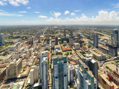 Miami şehir merkezi. Binaların üstündeki gökyüzü.