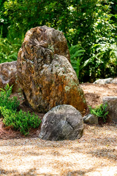 Japon tarzı bir kaya bahçesinin fotoğrafı.