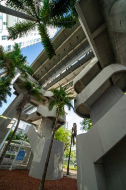 Miami Metro tramvay istasyonunun merdiven fotoğrafı.