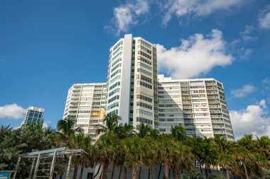 Mavi gökyüzündeki Miami Plajı apartmanı