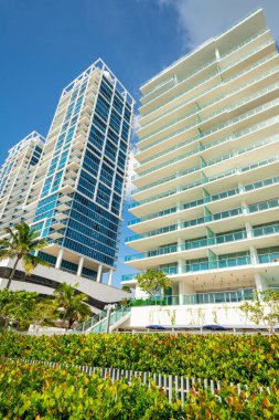 Miami Plajı 'ndaki lüks dairelerin fotoğrafı.