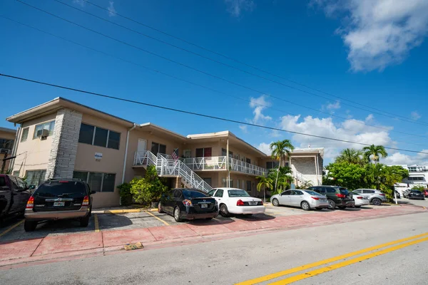 Apartamentos Residenciales Miami Beach Con Coches Aparcados Enfrente — Foto de Stock