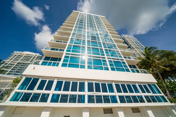 Modern Lägenhet Byggnad Miami Beach — Stockfoto