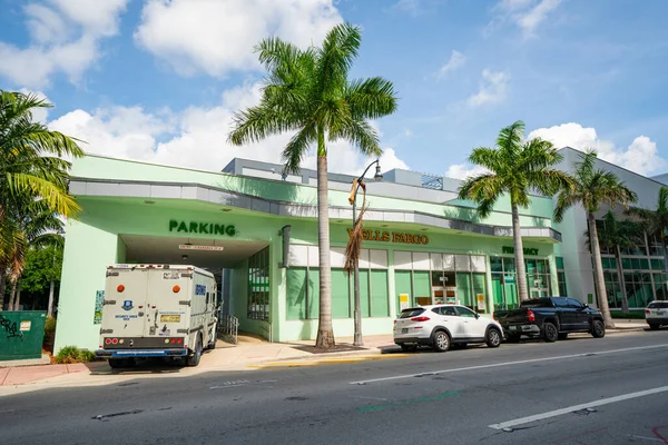 Brinks Φορτηγό Μαζεύοντας Χρήματα Από Wells Fargo Bank Miami Beach — Φωτογραφία Αρχείου