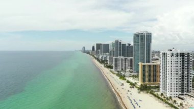 Sahildeki binaların yanından uçarak geçmek tsunami simülasyonu için vr Footatge