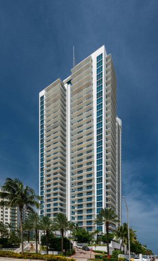 Ocean Palms Hollywood Sahili FL binasının fotoğrafı.