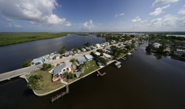 Matlacha Florida 'daki evler hava aracıyla vuruldu.