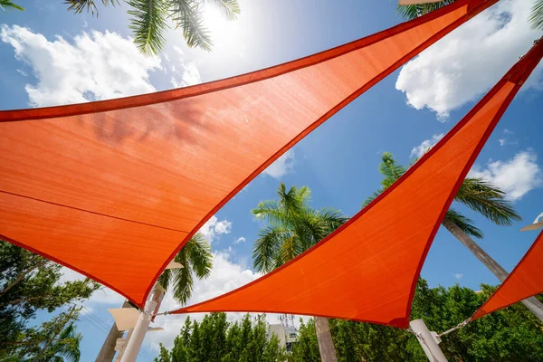 户外公园里橙色的遮阳伞 — 图库照片