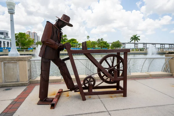 Photo Public Art Downtown Fort Myers Usa Rusted Iron Metal — 스톡 사진