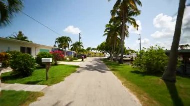 Mahalleden geçen araba soldaki Matlacha FL ABD 'ye dönüyor.