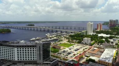 Köprüden geçen Myers Kalesi 'nin oradaki Caloosahatchee Nehri' nin hava görüntüleri.