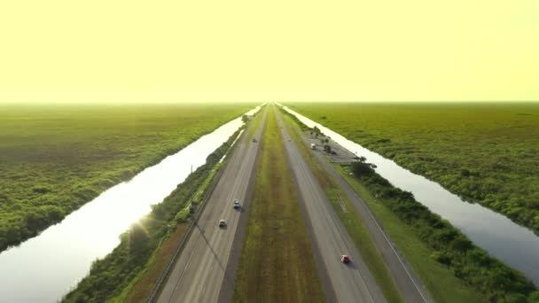 Carros Vídeo Aéreos Dirigindo Céu Amarelo Por Sol — Vídeo de Stock