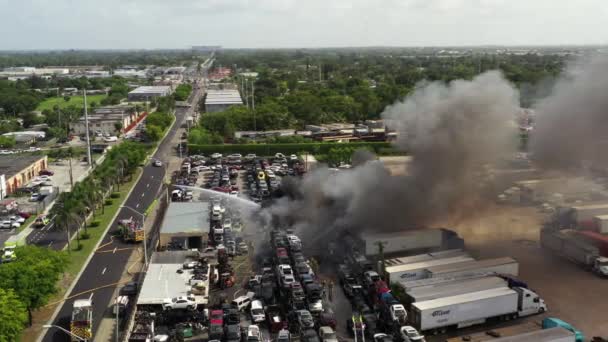 Zdjęcia Lotnicze Strażaków Akcji Gaszących Ogień Złomowisku Samochodowym — Wideo stockowe