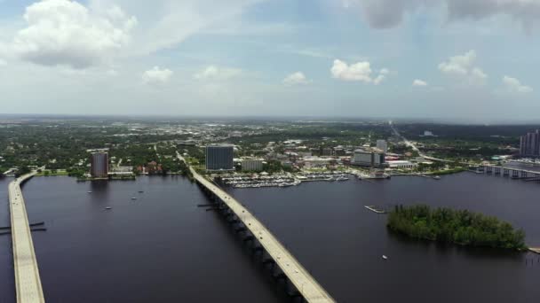 Oldalirányú Légi Felvétel Fort Myers Folyó Hidak — Stock videók