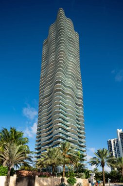 SUNNY BEACH, FL, ABD - 24 Temmuz 2020: Regalia plaj evleri Sunny Isles FL USA