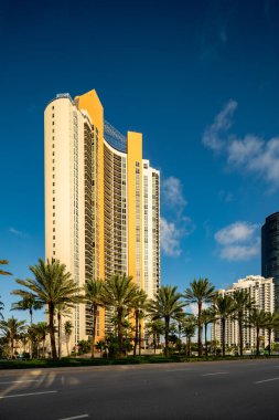 SUNNY BEACH, FL, ABD - 24 Temmuz 2020: 18911 Collins Avenue Sunny Isles Beach FL USA 'de bulunan Ocean Three Condominium