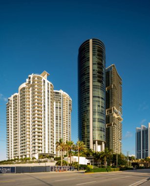 BEACH, FL, ABD - 24 Temmuz 2020: Modern yüksek binaların fotoğrafları Sunny Isles Beach FL mavi gökyüzünde