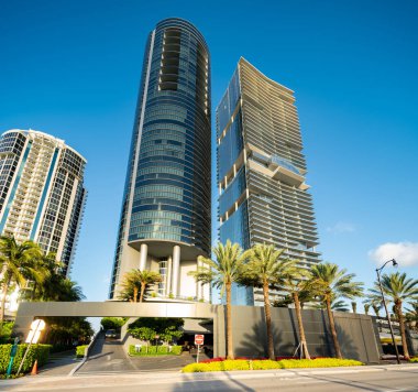 SUNNY ISLES BEACH, FL, ABD - 24 Temmuz 2020: Porsche Design Tower ve Turnberry Ocean Club Sunny Island Beach FL