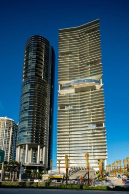 SUNNY ISLES BEACH, FL, ABD - 24 Temmuz 2020: Porsche Design Tower ve Turnberry Ocean Club Sunny Island Beach FL
