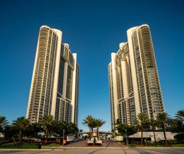 24 Temmuz 2020: Trump Towers Royale ve Place Collins Avenue Sunny Isles Beach FL 'in fotoğrafları.