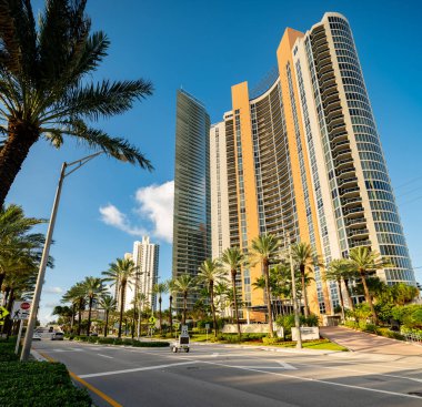 SUNNY ISLES BEACH, FL, ABD - 24 Temmuz 2020: 18911 Collins Bulvarı Sunny Isles Beach FL USA 'de bulunan Ocean Three Condominium