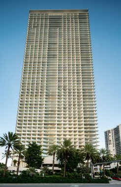 BEACH, FL, ABD - 24 Temmuz 2020: Jade imzalı apartman dairesinin fotoğrafı Sunny Isles Beach FL
