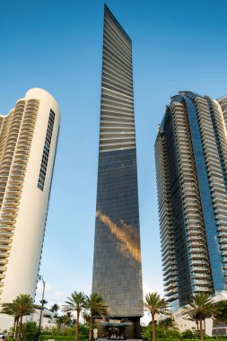 Güneş Adaları BEACH, FL, ABD - 24 Temmuz 2020: Muse Sahil Konutları Sunny Isles Sahili FL yüksek binası